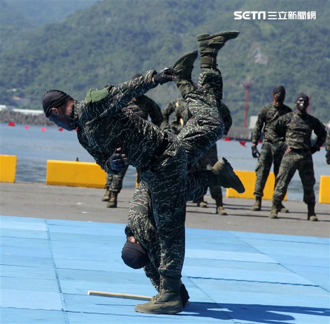 海軍陸戰隊綜合格鬥操演。（記者邱榮吉/攝影）