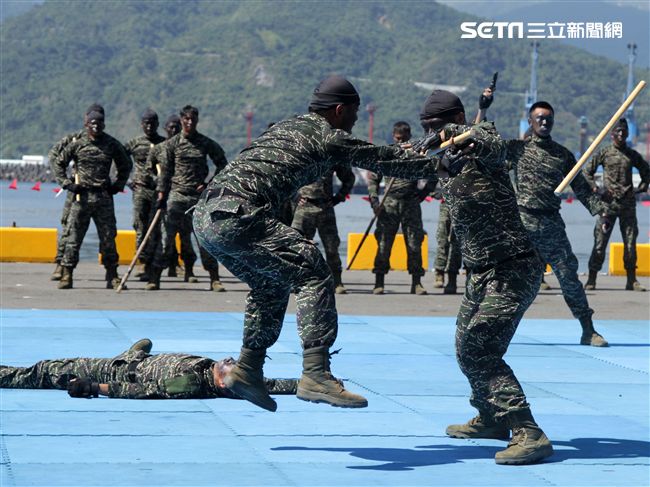 海軍陸戰隊綜合格鬥操演。（記者邱榮吉/攝影）