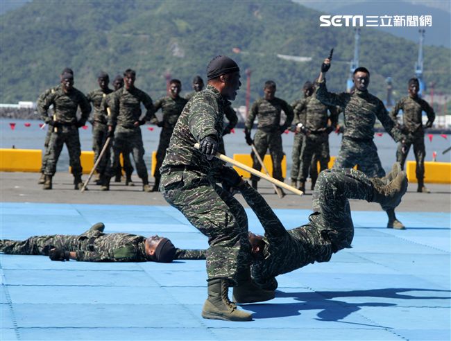 海軍陸戰隊綜合格鬥操演。（記者邱榮吉/攝影）