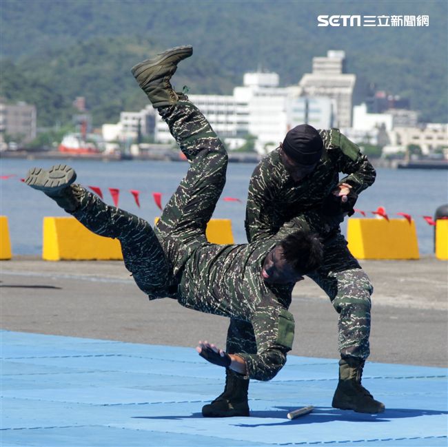 海軍陸戰隊綜合格鬥操演。（記者邱榮吉/攝影）