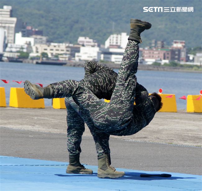 海軍陸戰隊綜合格鬥操演。（記者邱榮吉/攝影）