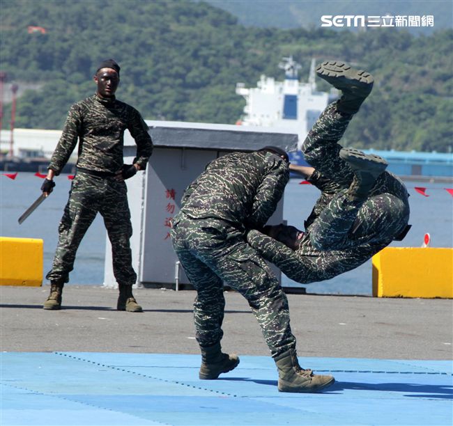 海軍陸戰隊綜合格鬥操演。（記者邱榮吉/攝影）