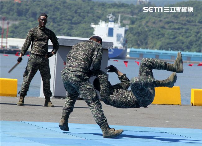 海軍陸戰隊綜合格鬥操演。（記者邱榮吉/攝影）