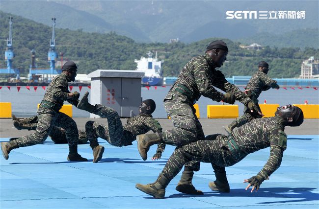 海軍陸戰隊綜合格鬥操演。（記者邱榮吉/攝影）