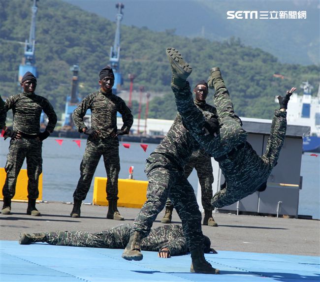 海軍陸戰隊綜合格鬥操演。（記者邱榮吉/攝影）