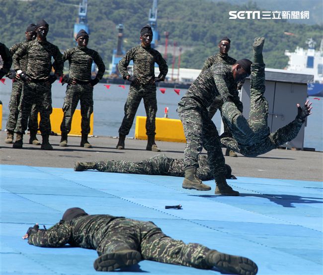 海軍陸戰隊綜合格鬥操演。（記者邱榮吉/攝影）