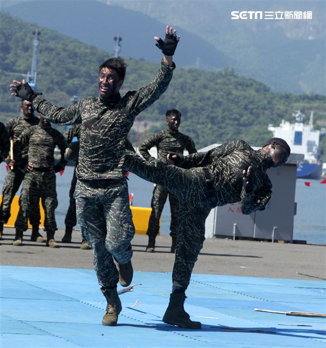 海軍陸戰隊綜合格鬥操演。（記者邱榮吉/攝影）