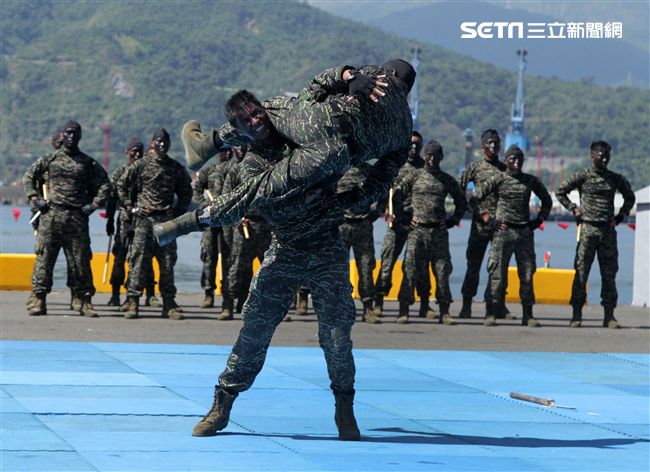 海軍陸戰隊綜合格鬥操演。（記者邱榮吉/攝影）