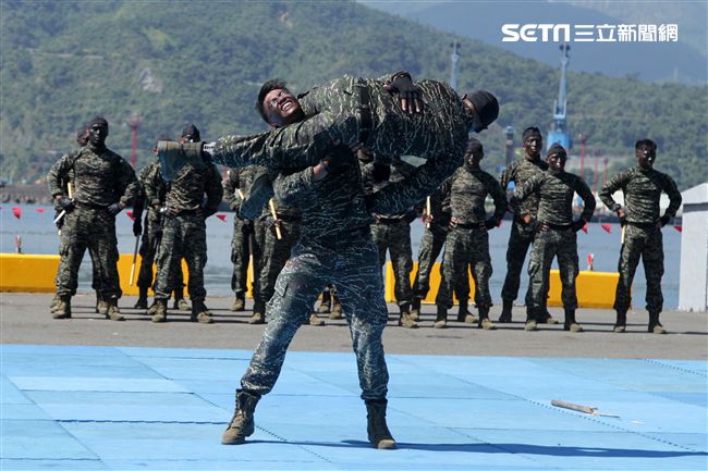 海軍陸戰隊綜合格鬥操演。（記者邱榮吉/攝影）