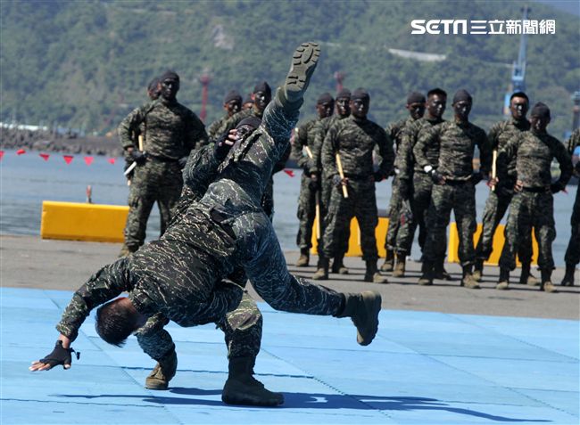 海軍陸戰隊綜合格鬥操演。（記者邱榮吉/攝影）