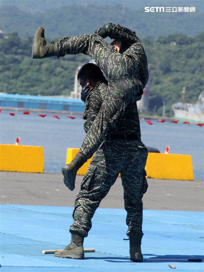 海軍陸戰隊綜合格鬥操演。（記者邱榮吉/攝影）