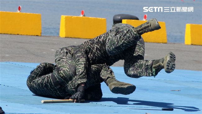 海軍陸戰隊綜合格鬥操演。（記者邱榮吉/攝影）