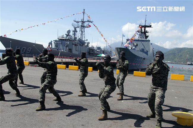 海軍陸戰隊綜合格鬥操演。（記者邱榮吉/攝影）