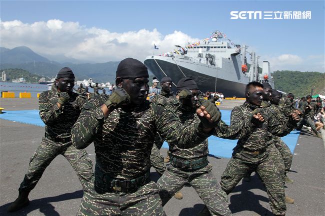 海軍陸戰隊綜合格鬥操演。（記者邱榮吉/攝影）