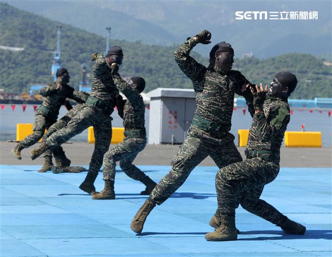 海軍陸戰隊綜合格鬥操演。（記者邱榮吉/攝影）