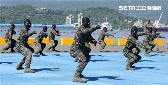 海軍陸戰隊綜合格鬥操演。（記者邱榮吉/攝影）