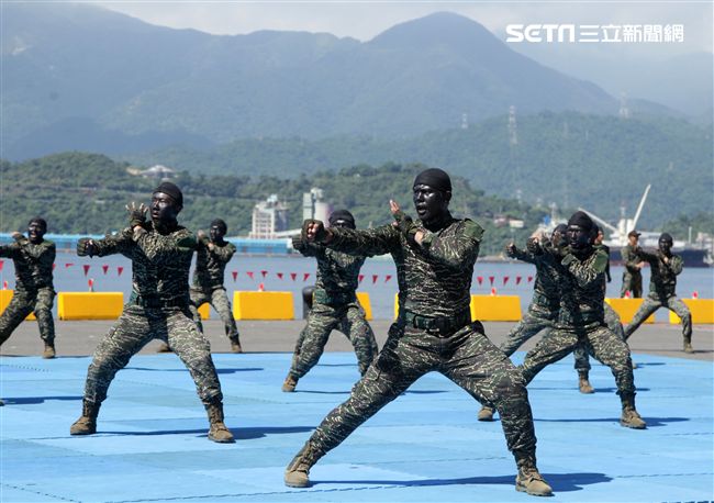 海軍陸戰隊綜合格鬥操演。（記者邱榮吉/攝影）