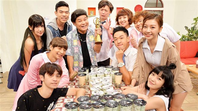 入圍金鐘！許效舜拿拖鞋巴頭：是真的
