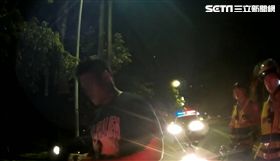 酒駕男撒鈔票譙警／翻攝畫面