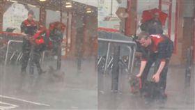 超市店員替狗狗蓋上外套。（圖／翻攝自臉書）