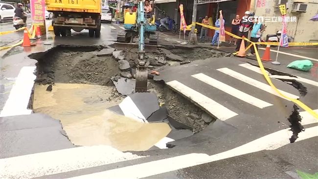 雨水貫穿！高雄現12公尺長「天坑」