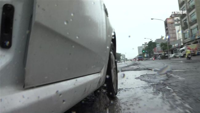 坑洞達5千個　高雄馬路如「天堂路」