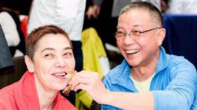  隋棠的婆婆賴佩霞跟老公Bob。(翻攝臉書)