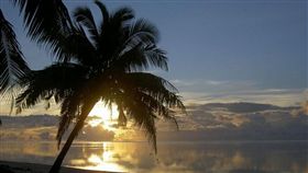 ▲庫克群島愛圖塔基的夕陽(圖／翻攝自維基百科)