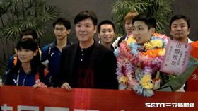 ▲與球協會理事長張國祚歡迎戴資穎、周天成等羽球好手返台。（圖／記者林辰彥攝影）