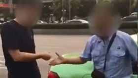 大陸四川發生一起車禍事件，一輛計程車與一輛賓士車擦撞，雙方協商後沒有共識，就在路邊「猜拳」決定是誰的責任、應該賠償多少錢。不少大陸網友看到後，紛紛笑虧「最和諧的車禍！」（圖／翻攝自微博）
