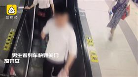 男為了趕地鐵，甩開女友手衝進車廂。（圖／翻攝梨視頻）