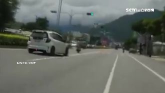 騎士連切兩車道左轉　後車急閃險追撞