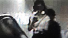 台北,行天宮站,偷拍,妨害秘密。翻攝畫面