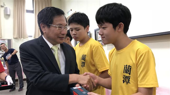 蘭潭國中科技隊5連霸　涂醒哲表揚