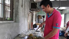 愛心型男里長下廚　辦老人共餐