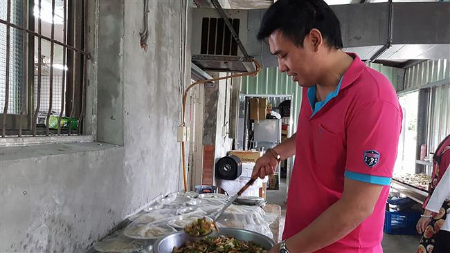 人帥又有愛心　型男里長送飯給老人吃