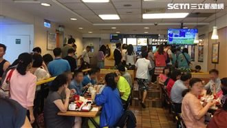吃麥當勞　自己收餐盤是「奴性」？