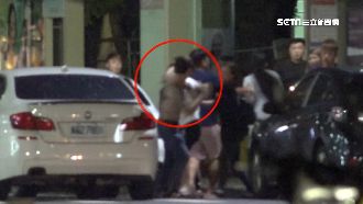 女友幫乾哥擦臉　他醋勁大發撂人追打