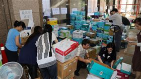 中選會受理國民黨公投案（1）國民黨力推「反空污」、「反深澳電廠」、「反核食」公投案第二階段連署已達法定門檻，28日將第二案「反深澳電廠」公投連署書遞交至中選會，中選會派出多名人員分類檢查。中央社記者張皓安攝  107年8月28日