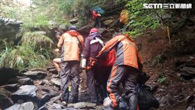 5人暴雨爬黑山受困　搜救員也受傷／翻攝畫面