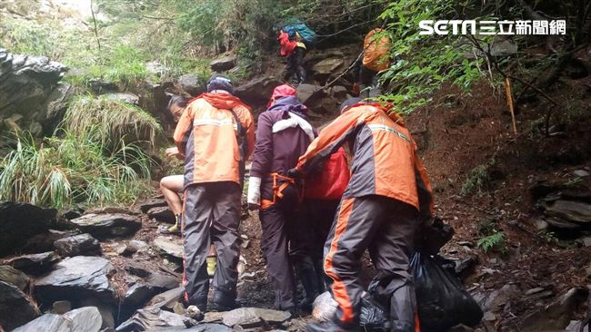男冒雨登山搭機獲救　警消負傷走下山