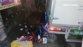 載女童遭撞卡車底 母怕她受傷緊抱懷裡