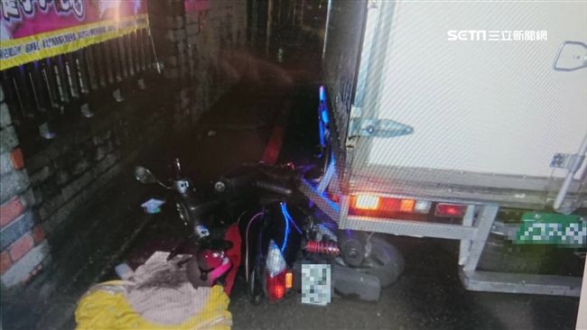遭撞瞬間緊抱女兒！母捲車底鮮血四濺
