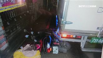 遭撞瞬間緊抱女兒！母捲車底鮮血四濺