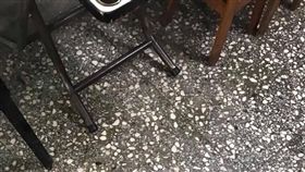 地板,吃錢,賺錢,石子地板,牛肉麵,／翻攝自爆怨公社