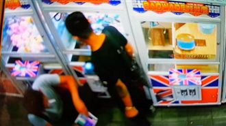 鐵襠功？屁孩下體「撞」出娃娃機商品