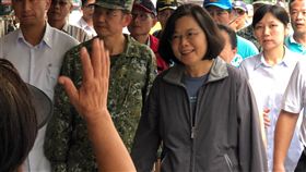 總統再回嘉義勘災　積水消退居民感謝（3）總統蔡英文（右2）26日下午再度前往嘉義縣布袋鎮勘災，因積水已消退，有居民感謝總統的幫忙，也有居民反映淹水的苦楚。中央社記者黃國芳攝　107年8月26日