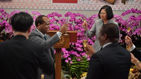 蔡總統向史瓦帝尼國王舉杯致意總統蔡英文（後右）8日在總統府國宴款待史瓦帝尼王國的國王恩史瓦帝三世（H.M. King MswatiⅢ）（後左），蔡總統在致詞後舉杯向恩史瓦帝三世與賓客致意。中央社記者王飛華攝　107年6月8日