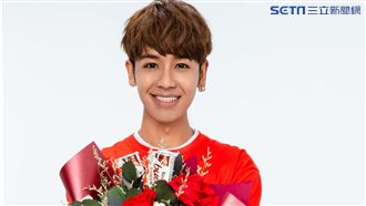 鼓鼓捧花癡等心上人　自嘲奴婢型情人