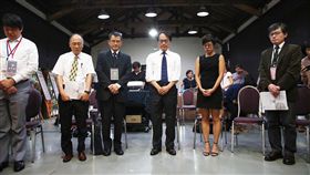 楊偉中身亡　黨產會全體默哀一分鐘黨產會31日下午舉辦媒體茶敘，由於黨產會委員楊偉中不幸溺斃，進行茶敘前，在黨產會主委林(峰)正（右3）率領下，替楊偉中默哀一分鐘。中央社記者游凱翔攝　107年8月31日